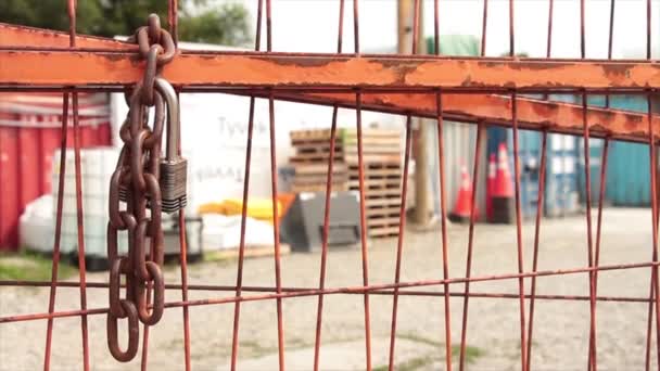 Κλειδαριά Αλυσίδων Και Μαξιλαριών Στην Πορτοκαλί Κλειδωμένη Πύλη Για Χώρο — Αρχείο Βίντεο