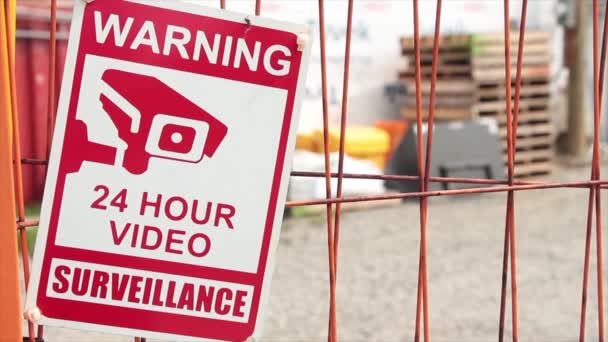 Warnung Stunden Videoüberwachungsschild Auf Orangefarbenem Verschlossenen Tor Für Schotterparkplatz Mit — Stockvideo