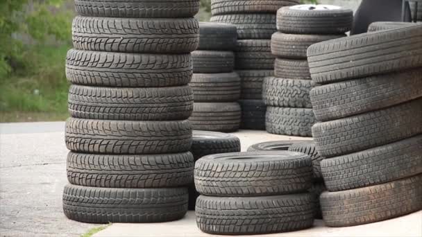 Pilas Neumáticos Usados Uno Encima Del Otro Pavimento Cemento Hormigón — Vídeo de stock