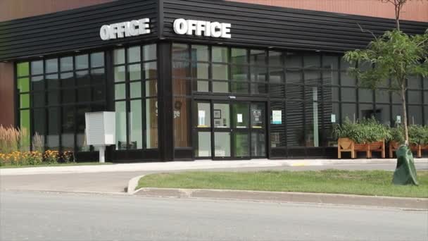 Γραφείο Εξωτερικό Κτίριο Μαύρο Που Λέει Λέξη Γραφείο Εγγράφως Λεζάντα — Αρχείο Βίντεο