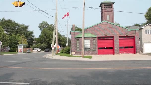 Tfaiye Merkezi Küçük Butik Kahverengi Bordo Tuğla Iki Kırmızı Garaj — Stok video