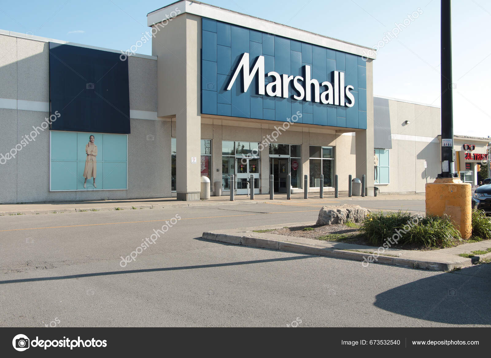 https://st5.depositphotos.com/80470420/67353/i/1600/depositphotos_673532540-stock-photo-marshalls-department-store-front-entrance.jpg