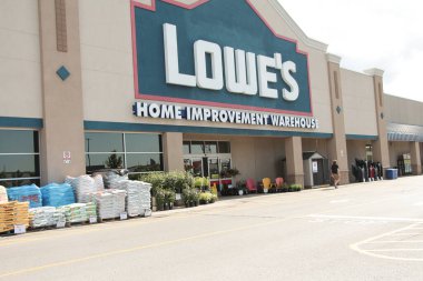Loes Ev Geliştirme Deposu Hırdavatçıları Yazın logo, Müşteri önde yürüyor