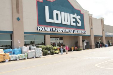 Loes Home Geliştirme Deposu Nalbur dükkânı. Yazın logosu var. Önünde iki müşteri var.