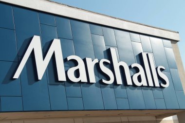 Mareşal Mağazası logosu ön giriş duvarında, beyaz merkez çerçeve üzerinde