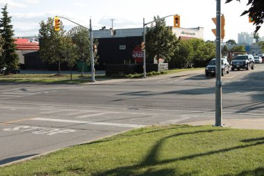 Işıklar ve araçlarla dolu iki girişi olan yol.