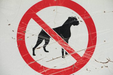 Köpeğin çizilmesine izin verilmiyor. Orta çerçeve, beyaz ve kırmızı işaretler.