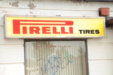 Pirelli lastikler yatay dikdörtgen işaret logosu vitrinin üzerinde, kırmızı ve siyah sarı üzerine, kapat