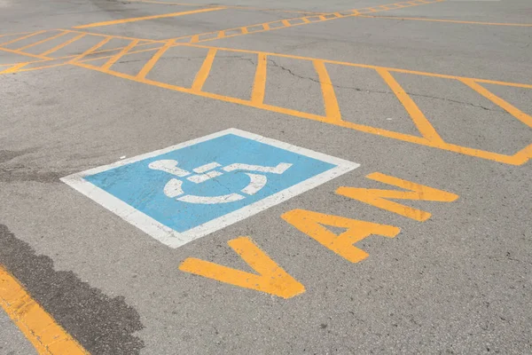 Behindertenparkplatz Mit Transporter Schriftzug Unter Behindertensymbol — Stockfoto