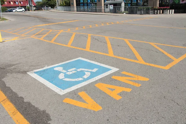 Van Handicap Parkoló Van Írott Szöveg Alatt Mozgássérült Szimbólum Háttérben — Stock Fotó