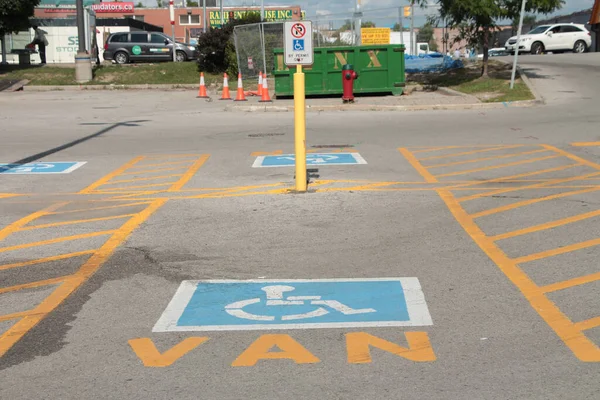 Behindertenparkplatz Mit Aufgedrucktem Text Unter Behindertensymbol Hintergrund Vorbeifahrende Autos — Stockfoto