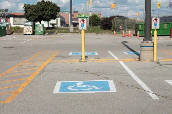 Behindertenparkplatz Mit Transporter Schriftzug Unter Behindertensymbol Ruhiger Straßenhintergrund — Stockfoto