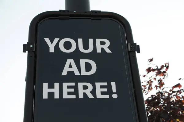 Twoje Ogłoszenie Tutaj Reklama Pionowy Prostokąt Znak Post Outdoor Biały — Zdjęcie stockowe