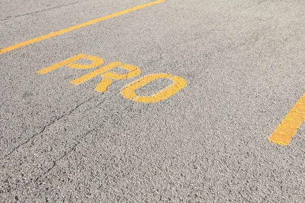 Stellplatz Auf Dem Parkplatz Auf Dem Gelben Großbuchstaben Pro Steht — Stockfoto