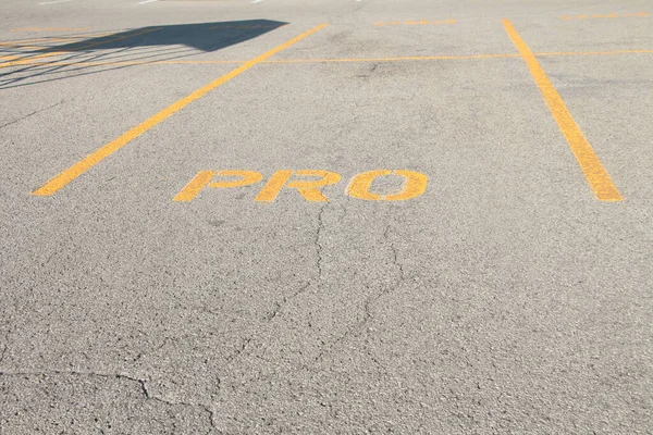 Estacionamento Espaço Estacionamento Que Diz Pro Letras Maiúsculas Amarelas Escrever — Fotografia de Stock