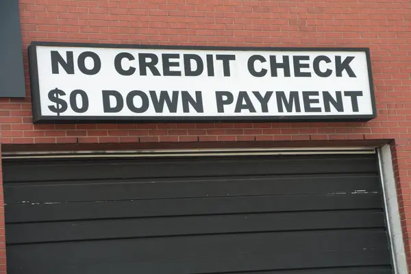 クレジットチェックなし ドルダウン ガレージの上の壁の外の支払記号 白い背景に黒い書き込み — ストック写真