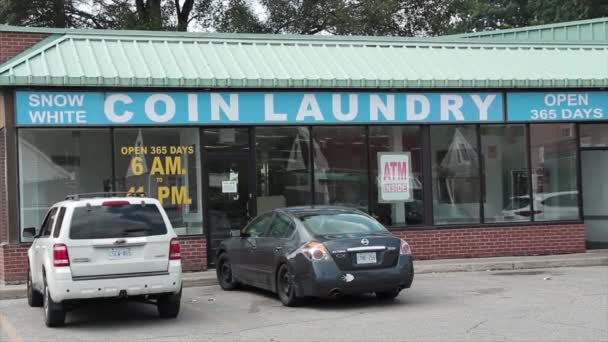 Prádelna Mince Otevřená 365 Dní Prádelna Okny Automobily Zaparkovanými Vpředu — Stock video