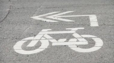 Bisiklet bisikleti şablonu iz çizimi üzerinde beyaz oklu yol çimento kaldırımı