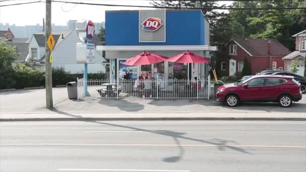夏のパティオ付き乳製品のクイーンストアレストラン 正面の道路通りに通行する交通 ワイドショット — ストック動画