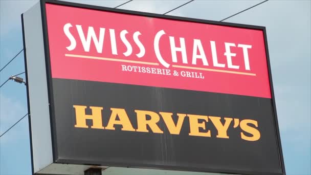 Švýcarská Chata Harveys Značky Loga Billboard Jeden Druhé Červená Bílá — Stock video
