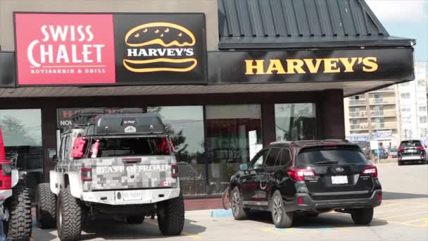 Chalet Suizo Harveys Tiendas Restaurantes Con Letreros Logotipos Cartelera Lado — Vídeo de stock