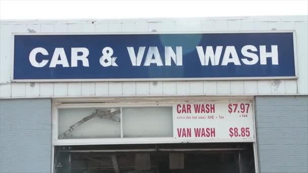 車およびバンは車の洗浄の上の青および白を書くキャプションのテキストを洗浄する横の長方形の印を洗浄します — ストック動画