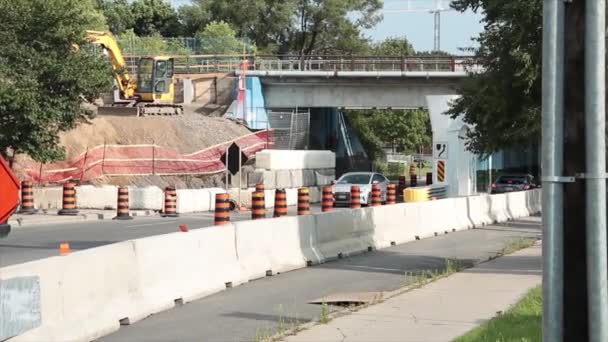 Baufahrzeuge Zementieren Betonbarrikaden Barrieren Zäune Brücke Eisenbahnüberführung Bürgersteig Pylonen Verkehrsschilder — Stockvideo