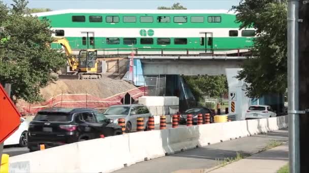 Tren Pasando Por Puente Paso Elevado Por Encima Construcción Vehículos — Vídeos de Stock