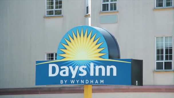 Days Inn Wyndham Sign Logo Hotel Building Blue Yellow White — Stock Video