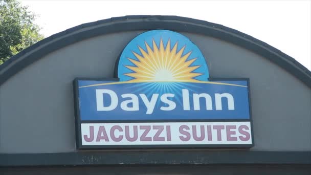 Días Posada Jacuzzi Suites Signo Logotipo Con Hotel Fachada Del — Vídeo de stock