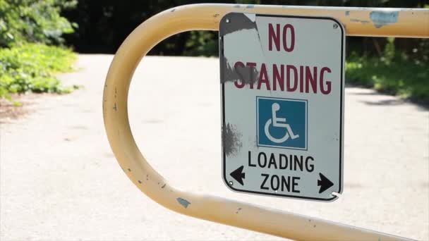 Keine Stehende Ladezone Mit Handicap Symbol Und Zwei Gegenläufigen Pfeilen — Stockvideo
