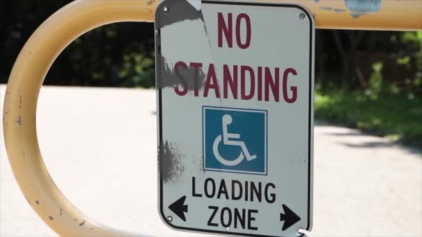 Keine Stehende Ladezone Mit Handicap Symbol Und Zwei Pfeilen Gegenrichtung — Stockvideo