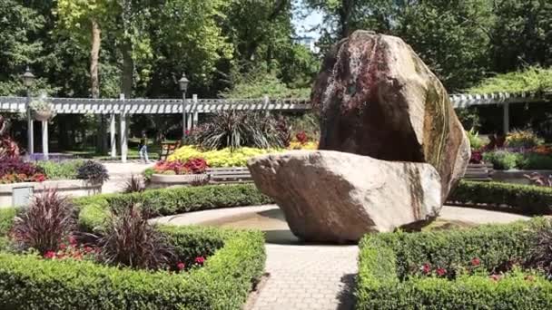 Botanischer Garten Mit Wasserfall Brunnen Felsstruktur Sträucher Wege Wege Holzüberführung — Stockvideo
