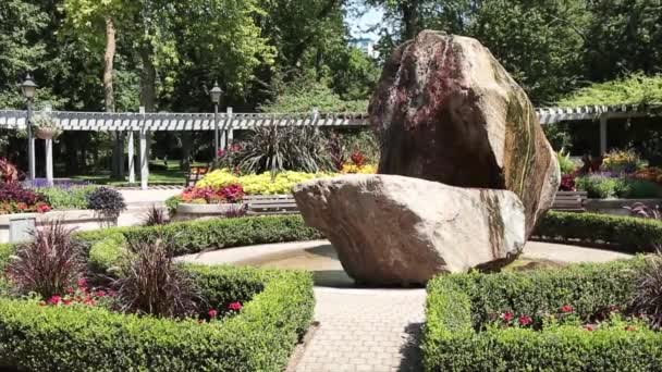 Botanische Tuin Met Waterval Fontein Rotsstructuur Struiken Paden Paden Hout — Stockvideo