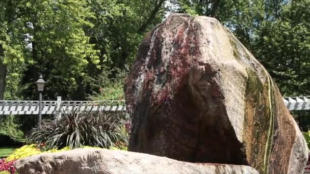 Twee Grote Rotsen Rotsstructuur Waterval Fontein Met Water Naar Beneden — Stockvideo