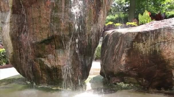 Zwei Große Felsen Felsstruktur Wasserfall Brunnen Mit Wasser Kommt Von — Stockvideo