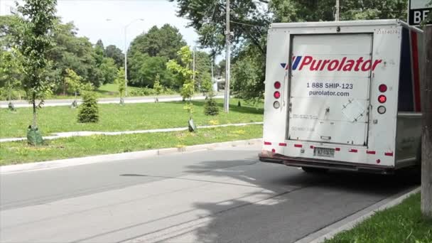 Ciężarówka Purolator Bocznej Ulicy Drogi Pierwszym Planie Startu Dostawie Wznoszącą — Wideo stockowe