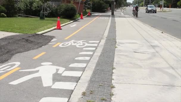 노란색 라인과 자전거 통과와 시멘트에 사람과 자전거의 스텐실 그림과 자전거 — 비디오