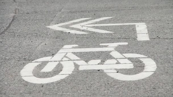 Catatan Kaki Bersepeda Menggambarkan Gambar Dengan Panah Atas Putih Trotoar — Stok Video
