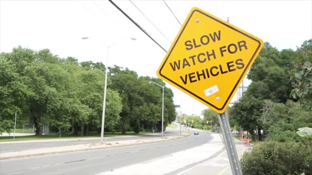 Powolny Zegarek Dla Pojazdów Żółty Diament Krzywy Znak Obok Chodnika — Wideo stockowe