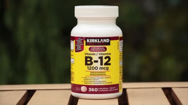 Kirkland Vitamin 1200Mcg 360 Tabletter Utomhus Ljusbrunt Bord Med Grön — Stockvideo