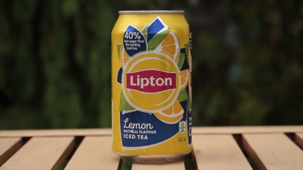 Lipton Limon Aromalı Buzlu Çay Önde Gelen Buzlu Çaydan Yüzde — Stok video