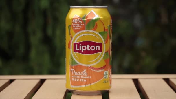 Lipton Perzik Natuurlijke Smaak Ijsthee Kan Frisdrank Pop Buiten Lichtbruine — Stockvideo
