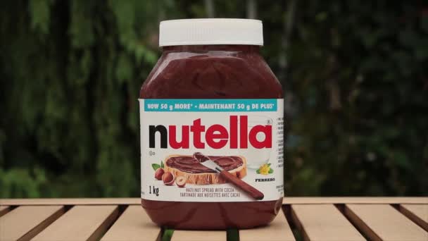 Nutella Φουντούκι Απλωμένο Κακάο Εξωτερικό Χώρο Ανοιχτό Καφέ Τραπέζι Πράσινο — Αρχείο Βίντεο