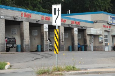 Araba yıkama garajları. Yolun karşısındaki 5 ambar, birinde kamyonla vurulmuş.