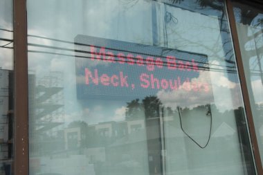 Elektronik elektrikli dijital dikdörtgen yatay tabela. Üzerinde siyah arka planda kırmızı omuzlu masaj yazıyor.