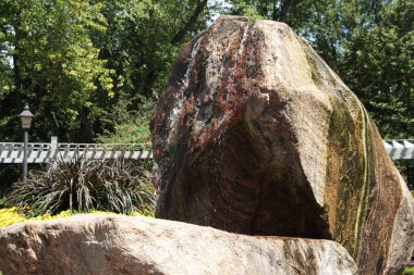 İki büyük kaya yapısı şelale. Yukarıdan su geliyor.