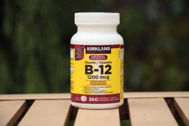 Kirkland vitamini B 12 1200 mcg 360 tablet açık hava açık kahverengi masa yeşil arkası, beyaz sarı siyah bordo