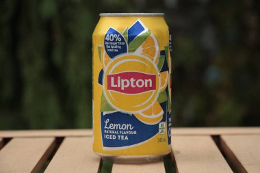 Lipton limon aromalı buzlu çay. Önde gelen buzlu çaydan yüzde 40 daha az şeker. Açık kahverengi masada, açık kahverengi masada.
