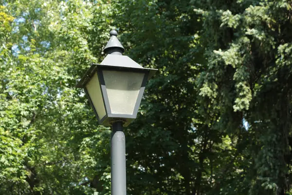 Uitgeschakeld Zwarte Lamp Lantaarnpaal Met Bomen Achter Park Buiten Buiten — Stockfoto